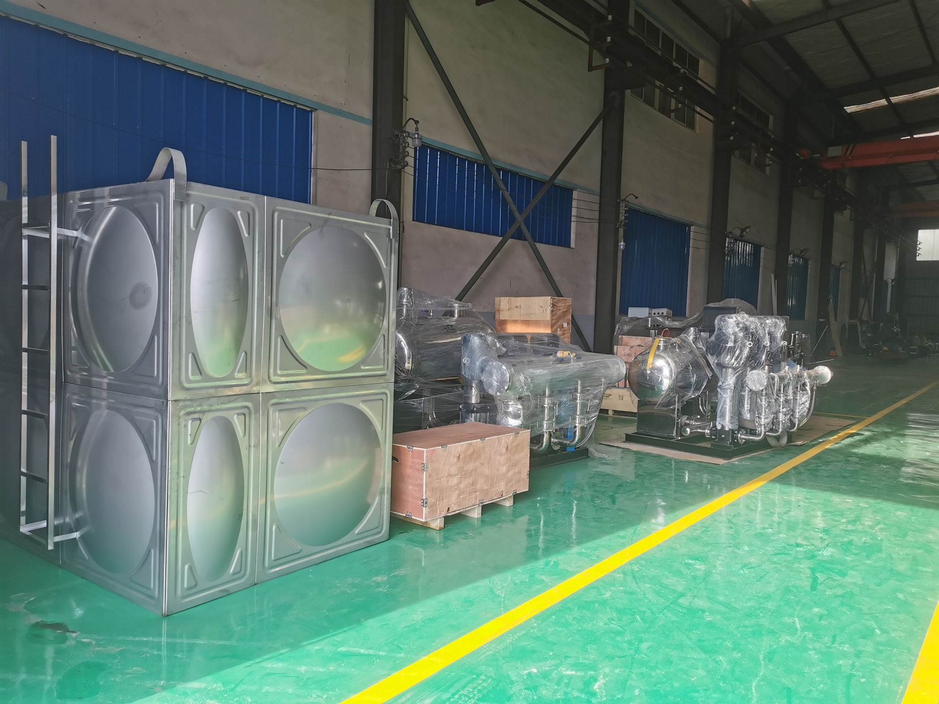 標準化的不銹鋼水箱、供水設備與污水提升設備生產車間